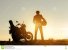 motard-avec-la-moto-au-temps-de-coucher-du-soleil-80022261.jpg