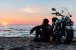 85070521-motard-près-de-moto-sur-la-plage-au-coucher-du-soleil.jpg